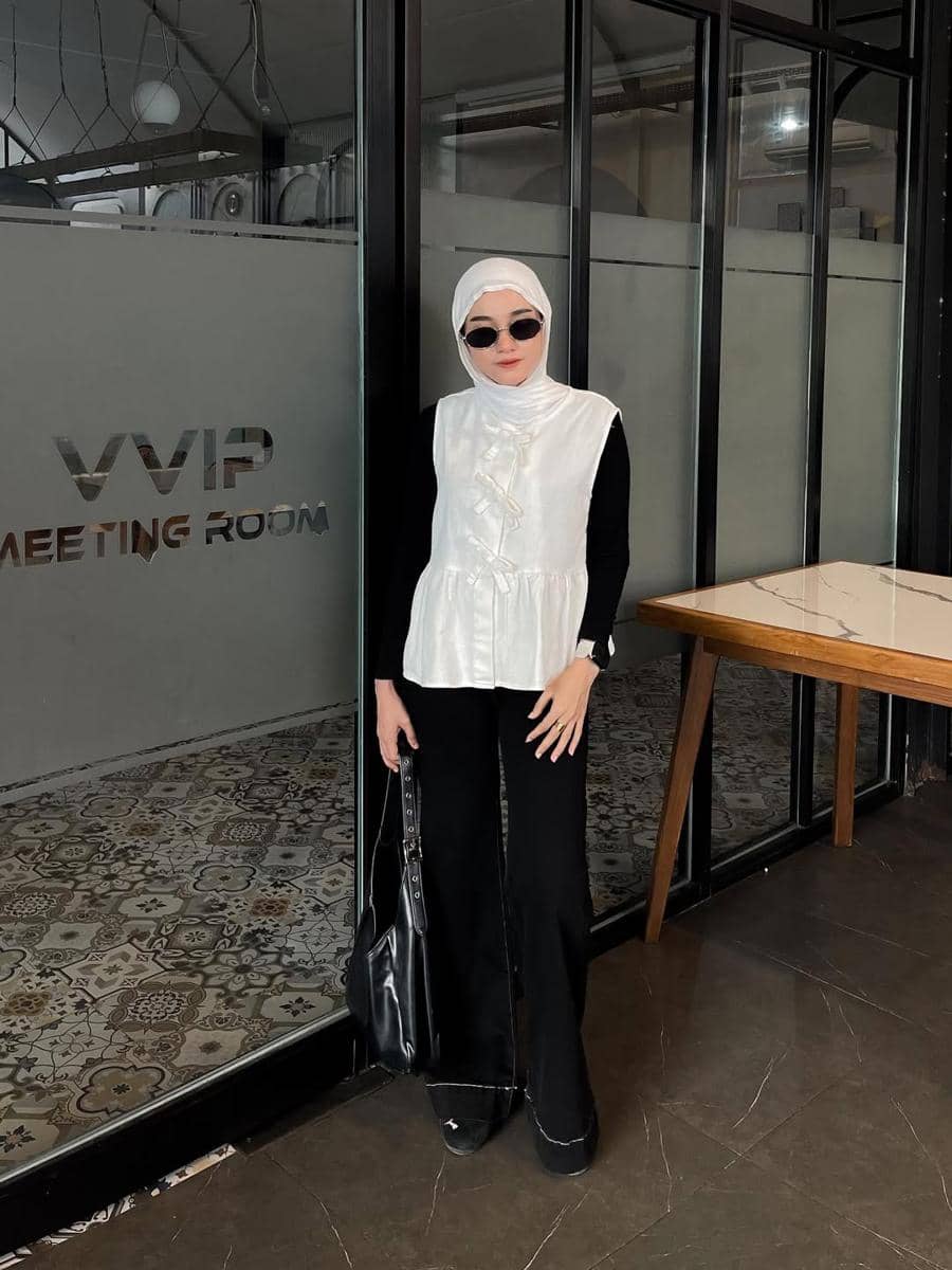 OOTD Monokrom ala Lisna Feri