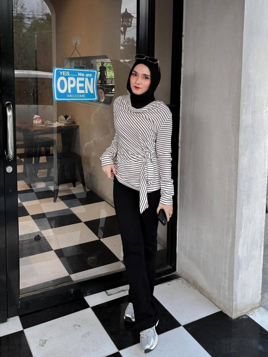 OOTD Monokrom ala Lisna Feri