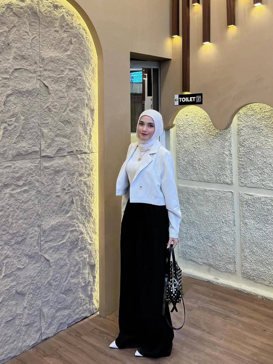 OOTD Monokrom ala Lisna Feri