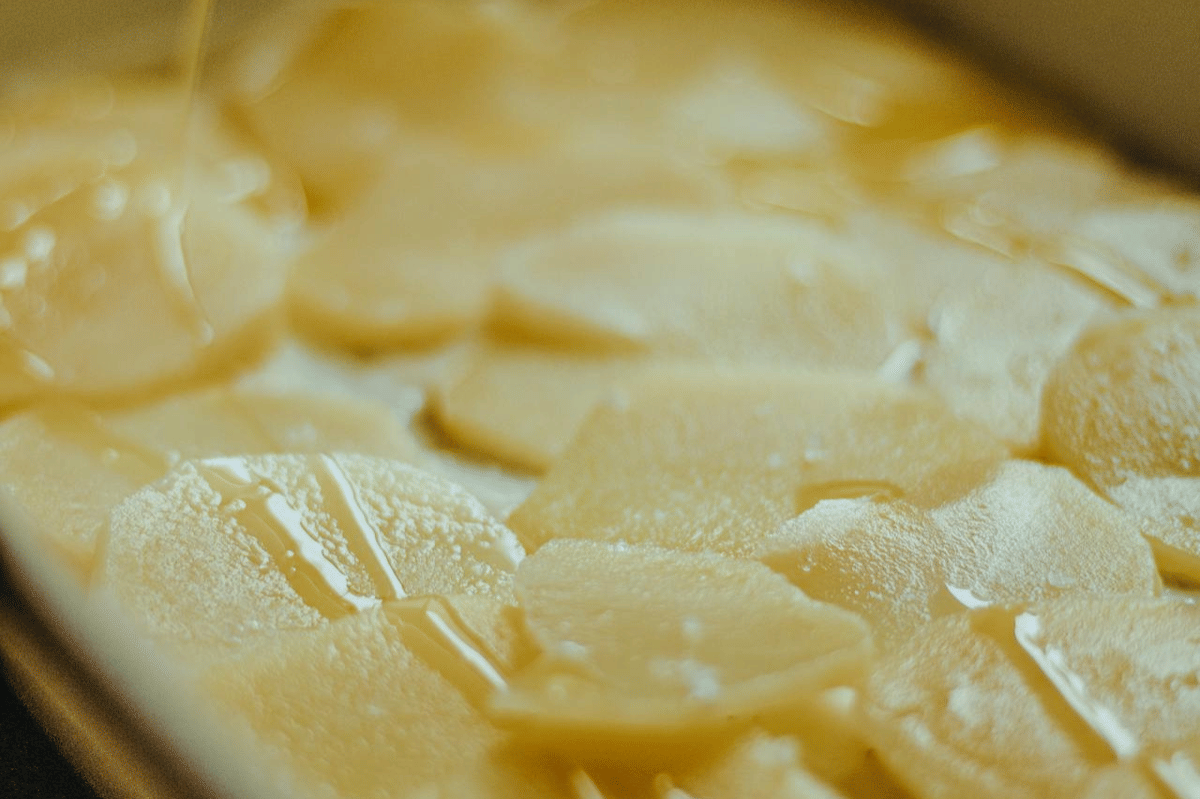 ilustrasi membuat potato casserole