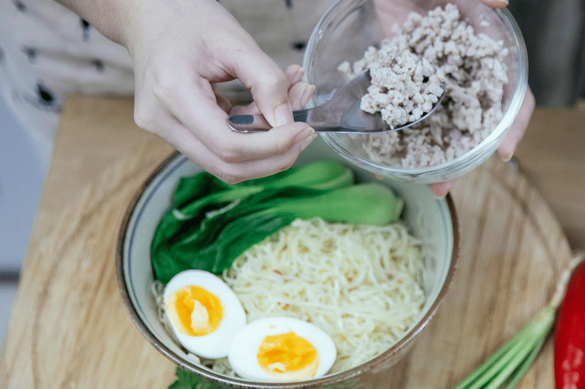 ilustrasi membuat ramen daging babi cincang