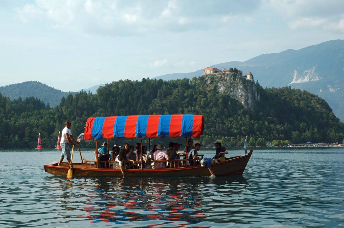 perahu tradisional pletna masih digunakan sebagai transportasi di Danau Bled.