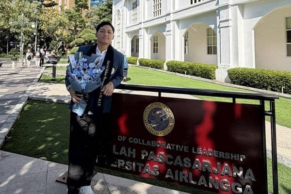 7 Potret Azriel Hermansyah Ujian Tesis S2 UNAIR, Lulus Dalam 1,5 Tahun