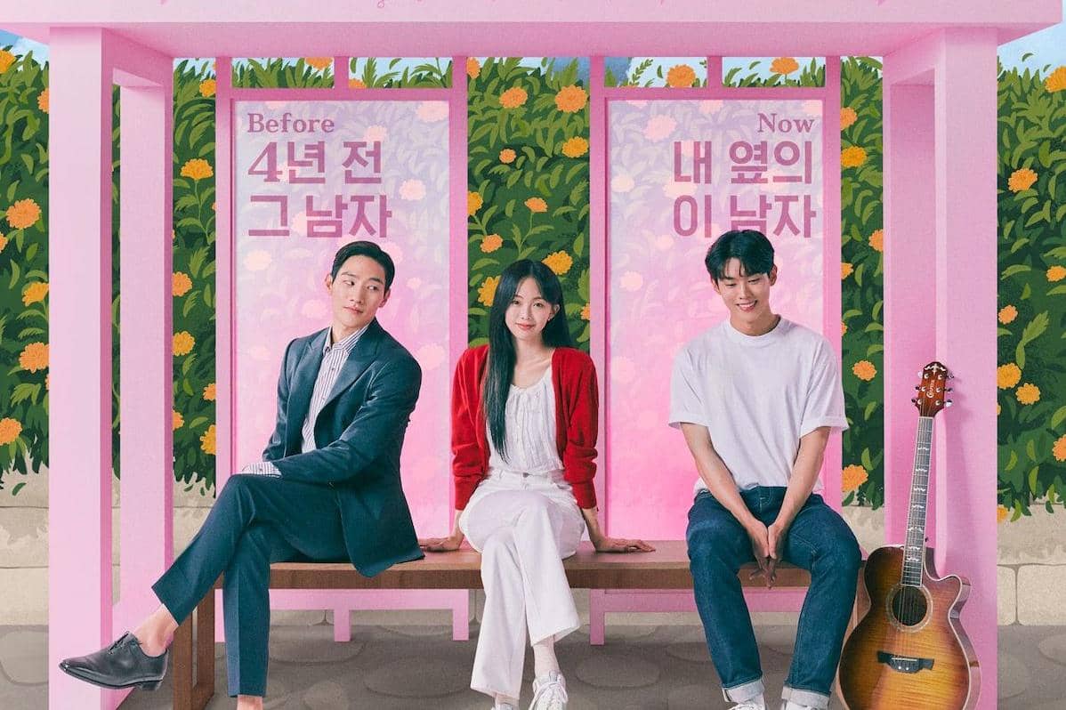 Tiga pemeran utama duduk di bangku halte berwarna merah muda dalam poster drama Soundtrack 2 dengan latar bunga berwarna cerah.