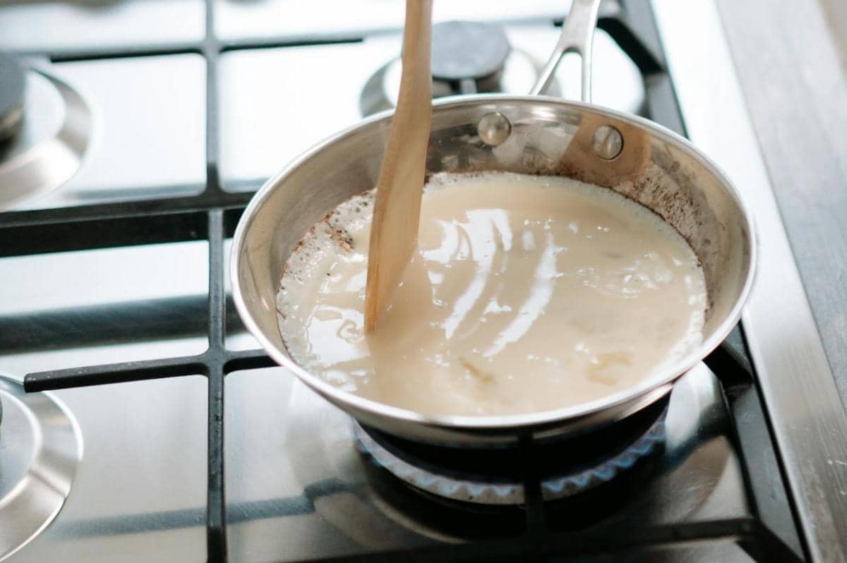 Ilustrasi memasak saus bechamel