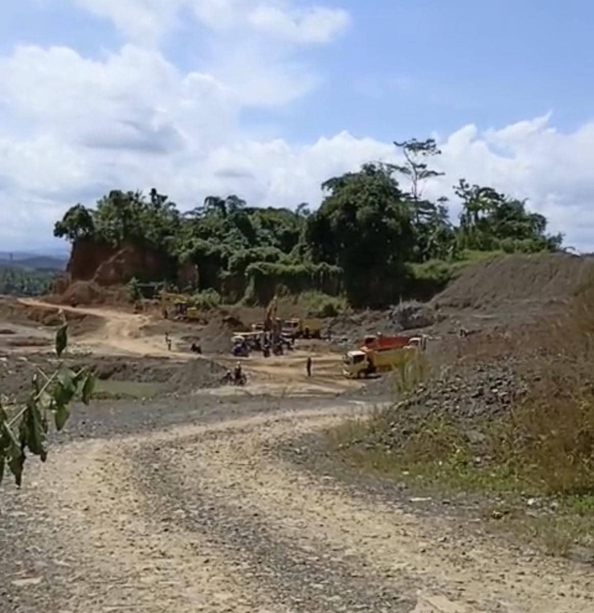 Aktivitas penambang di tambang ilegal Gunung Gembok Kota Banjar Jawa Barat