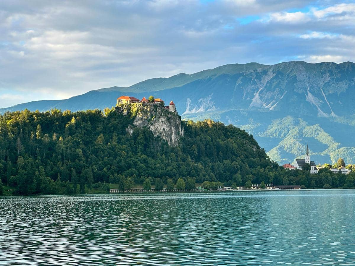 Bled Castle dikenal sebagai kastil tertua di Slovenia yang berdiri di atas tebing tinggi.