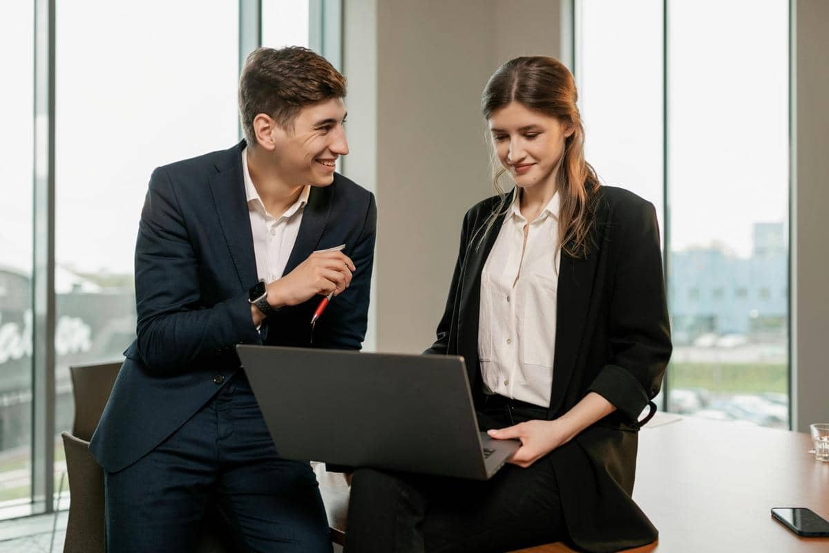 5 Tips Meluluhkan Hati Cewek Workaholic, Pahami Bro!
