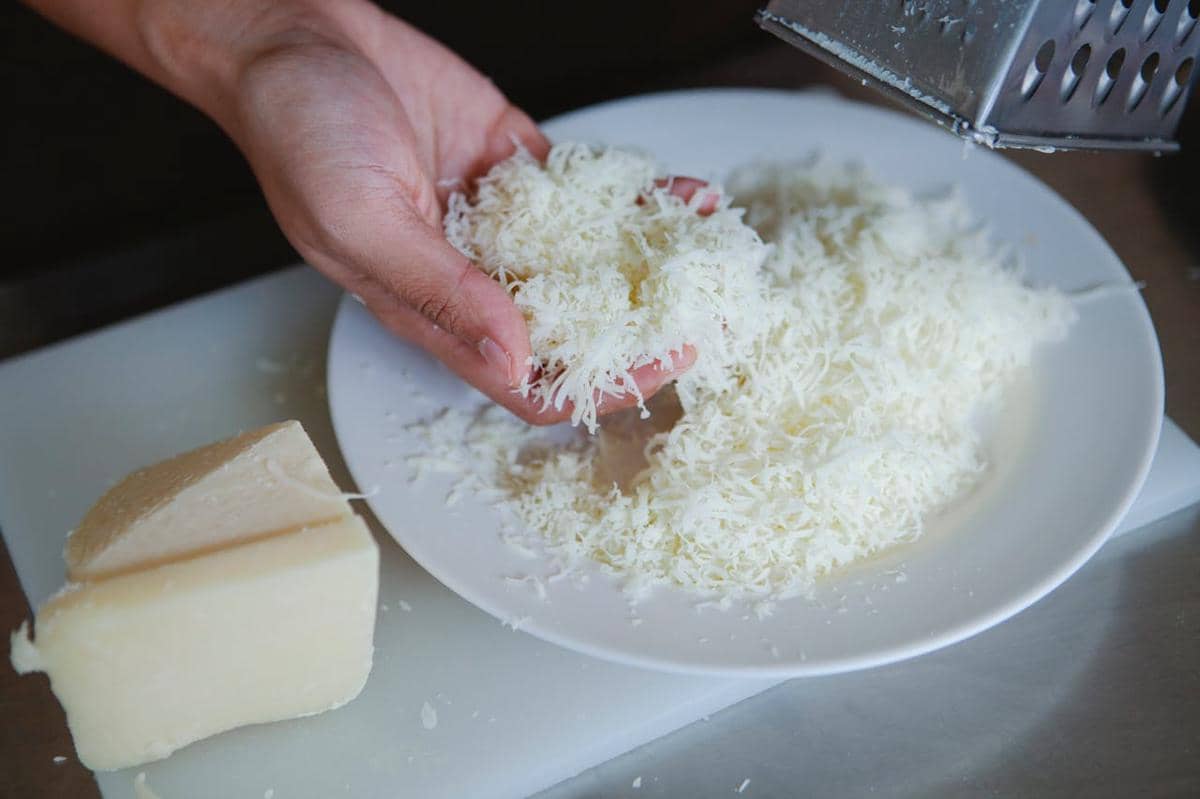Parutan keju mozzarella