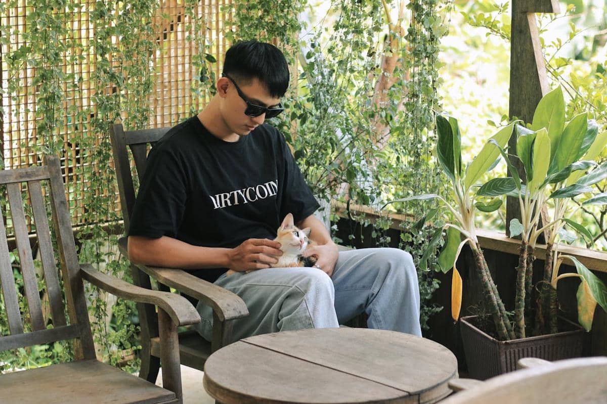 ilustrasi pria dan kucing