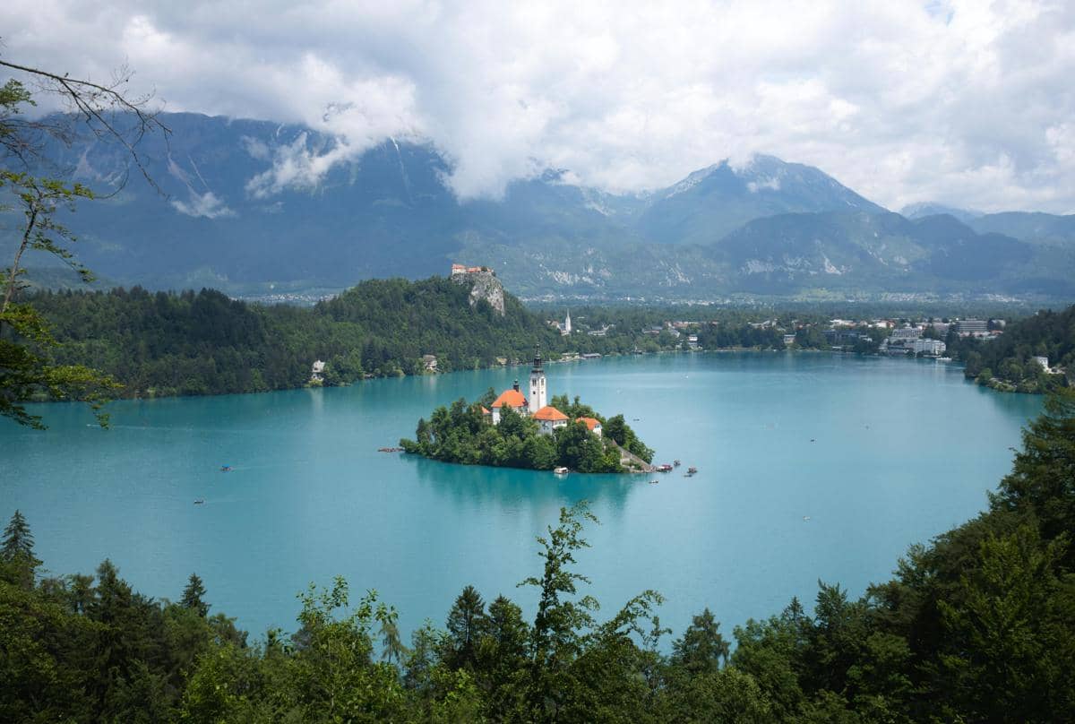 Danau Bled terbentuk dari proses alam dan legenda yang berkembang di masyarakat setempat.