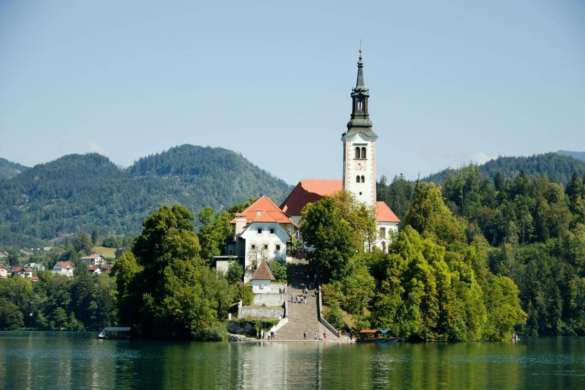 gereja di Pulau Bled dikenal memiliki lonceng harapan yang terkenal di Slovenia.