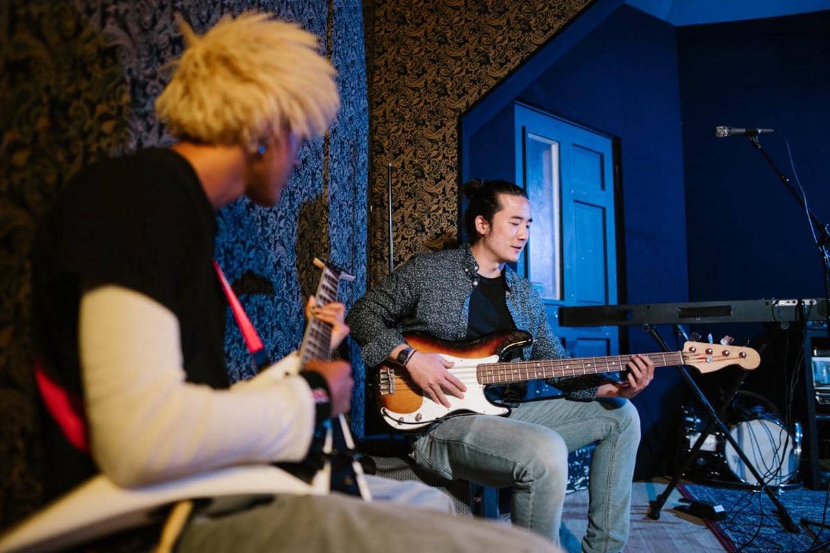 ilustrasi bermain musik