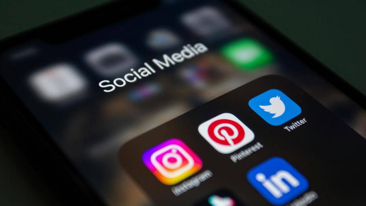 tampilan yang menampilan beberapa media sosial