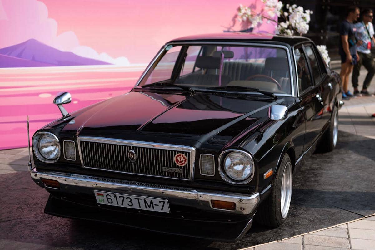 ilustrasi mobil hitam klasik