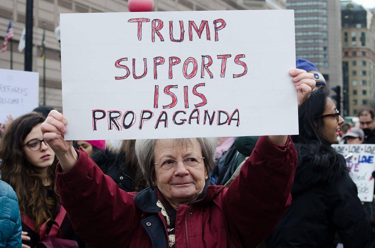 Warga Amerika Serikat sedang melakukan demo anti-ISIS.