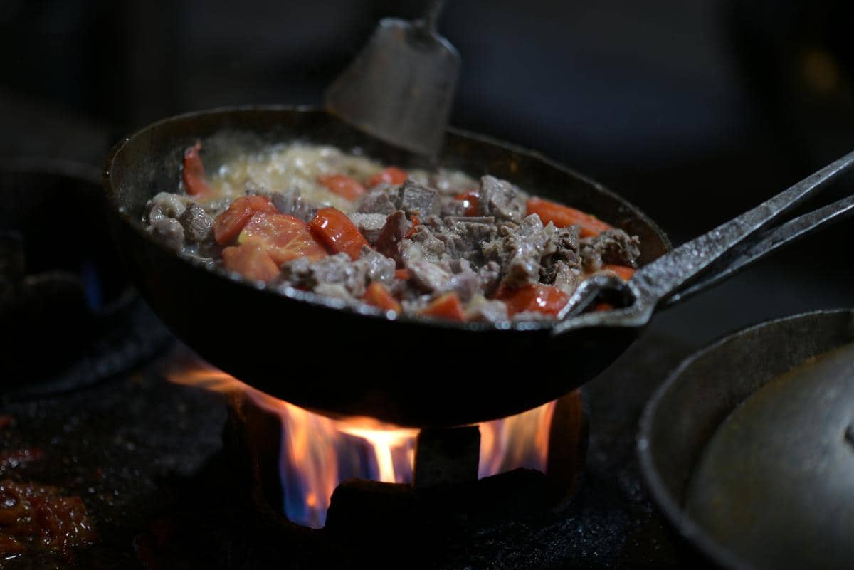 ilustrasi masak oseng sate maranggi