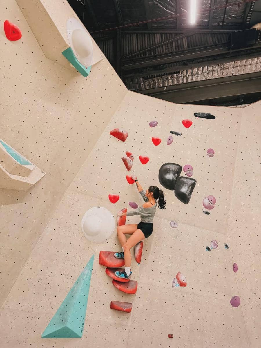 Karin Novilda latihan wall climbing di Melbourne