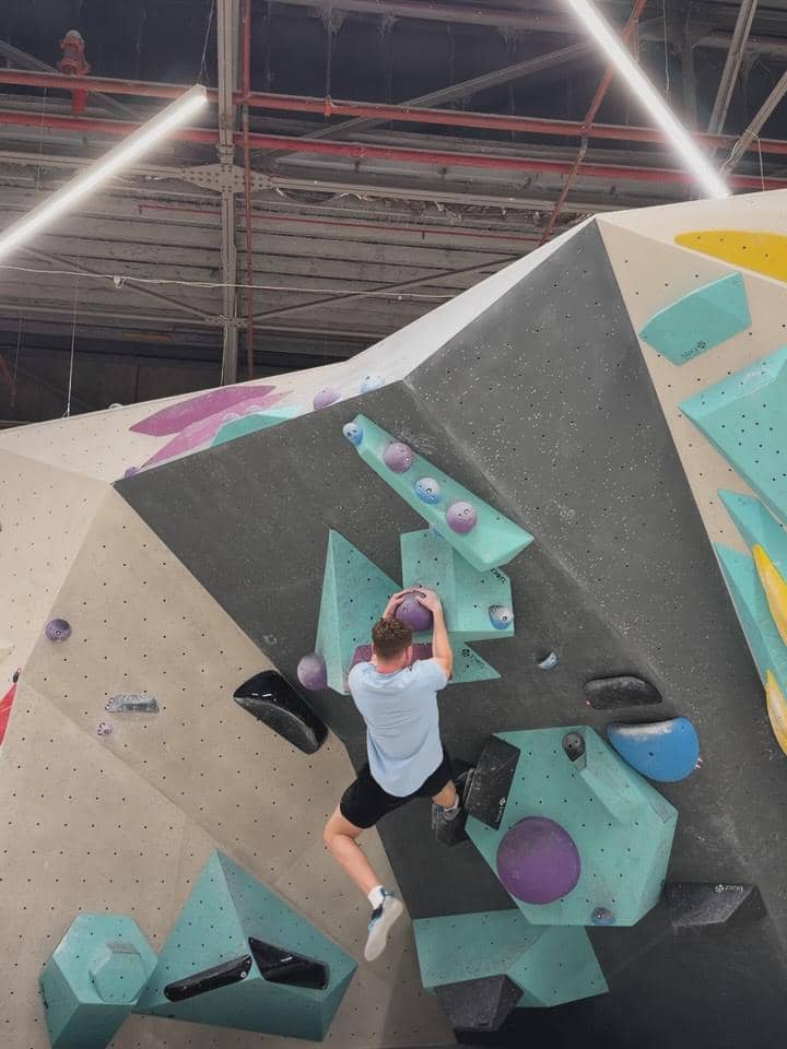 Karin Novilda latihan wall climbing di Melbourne