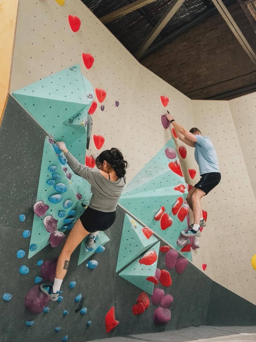 Karin Novilda latihan wall climbing di Melbourne