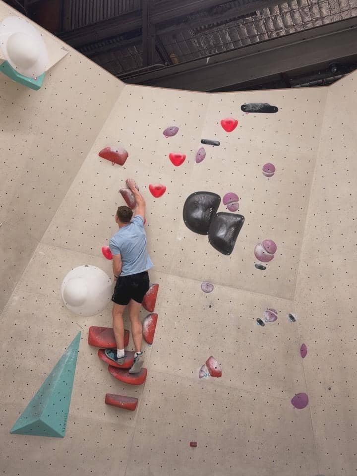 Karin Novilda latihan wall climbing di Melbourne