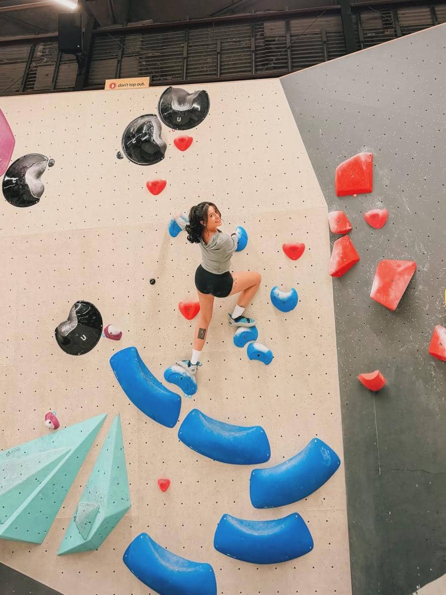 Karin Novilda latihan wall climbing di Melbourne
