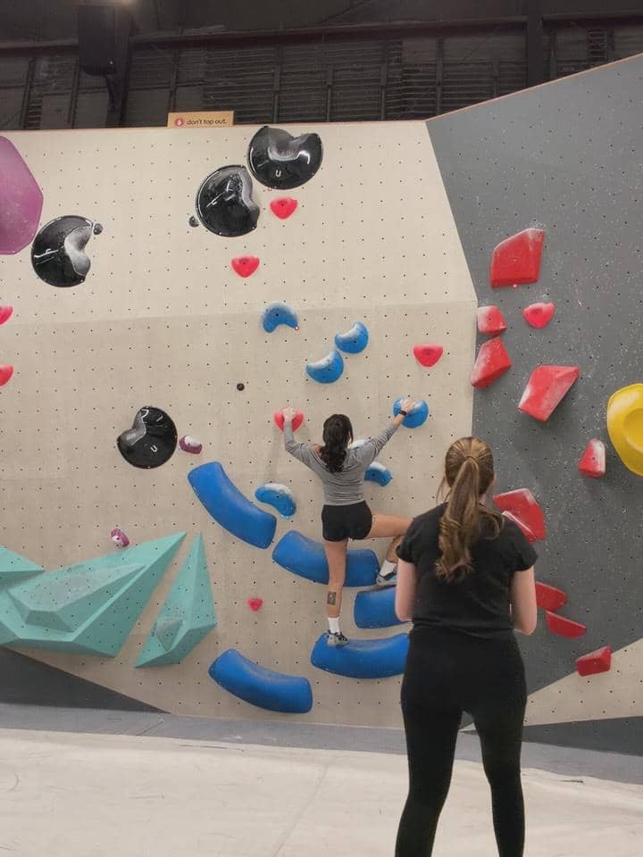 Karin Novilda latihan wall climbing di Melbourne