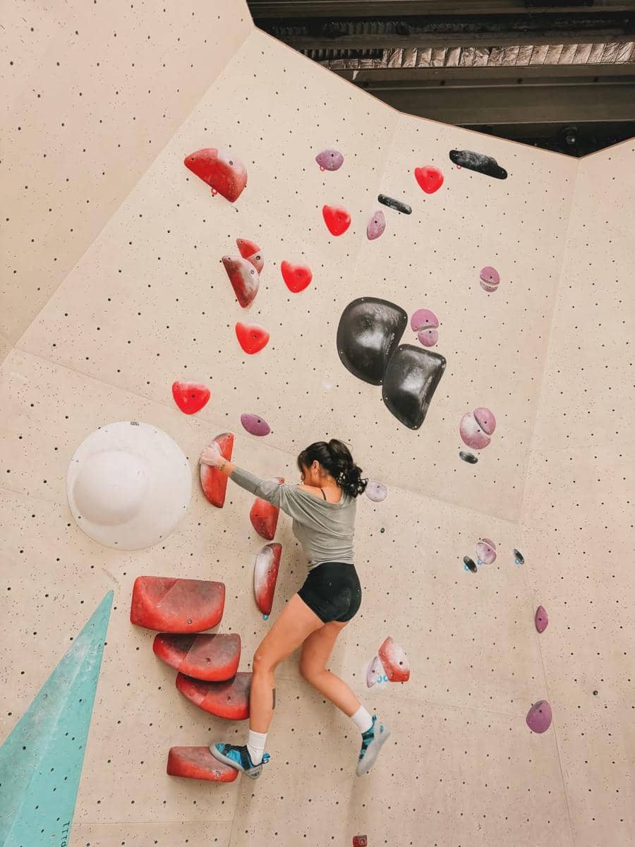 Karin Novilda latihan wall climbing di Melbourne