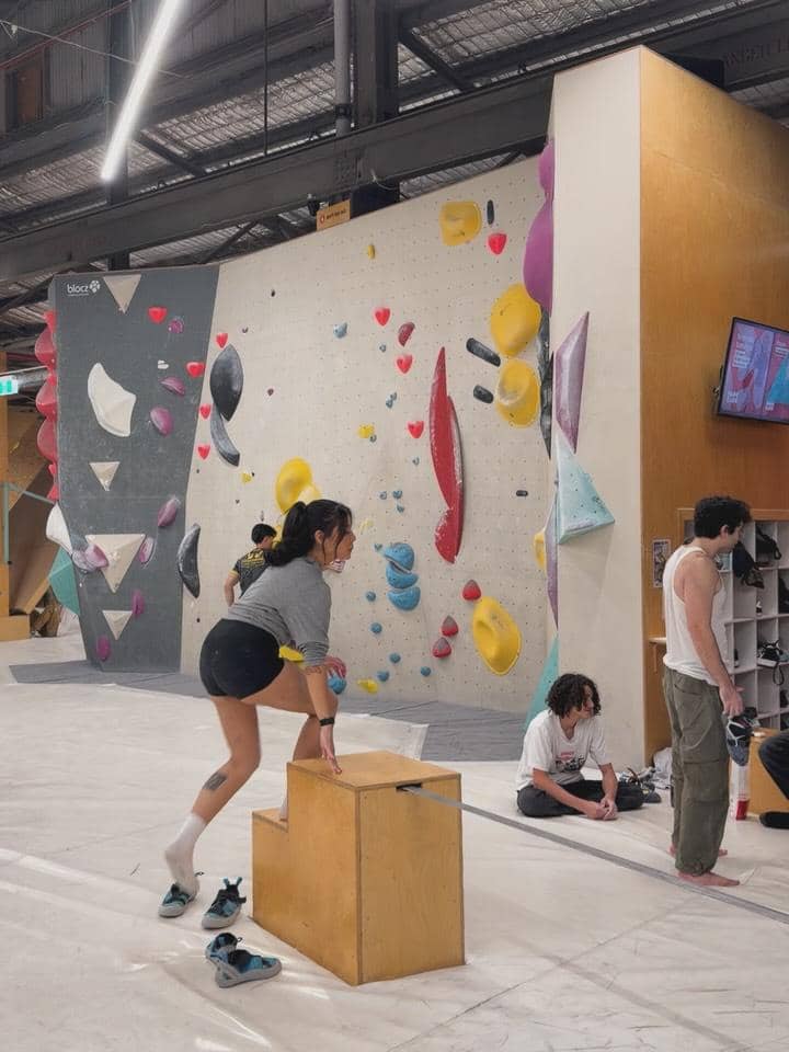 Karin Novilda latihan wall climbing di Melbourne