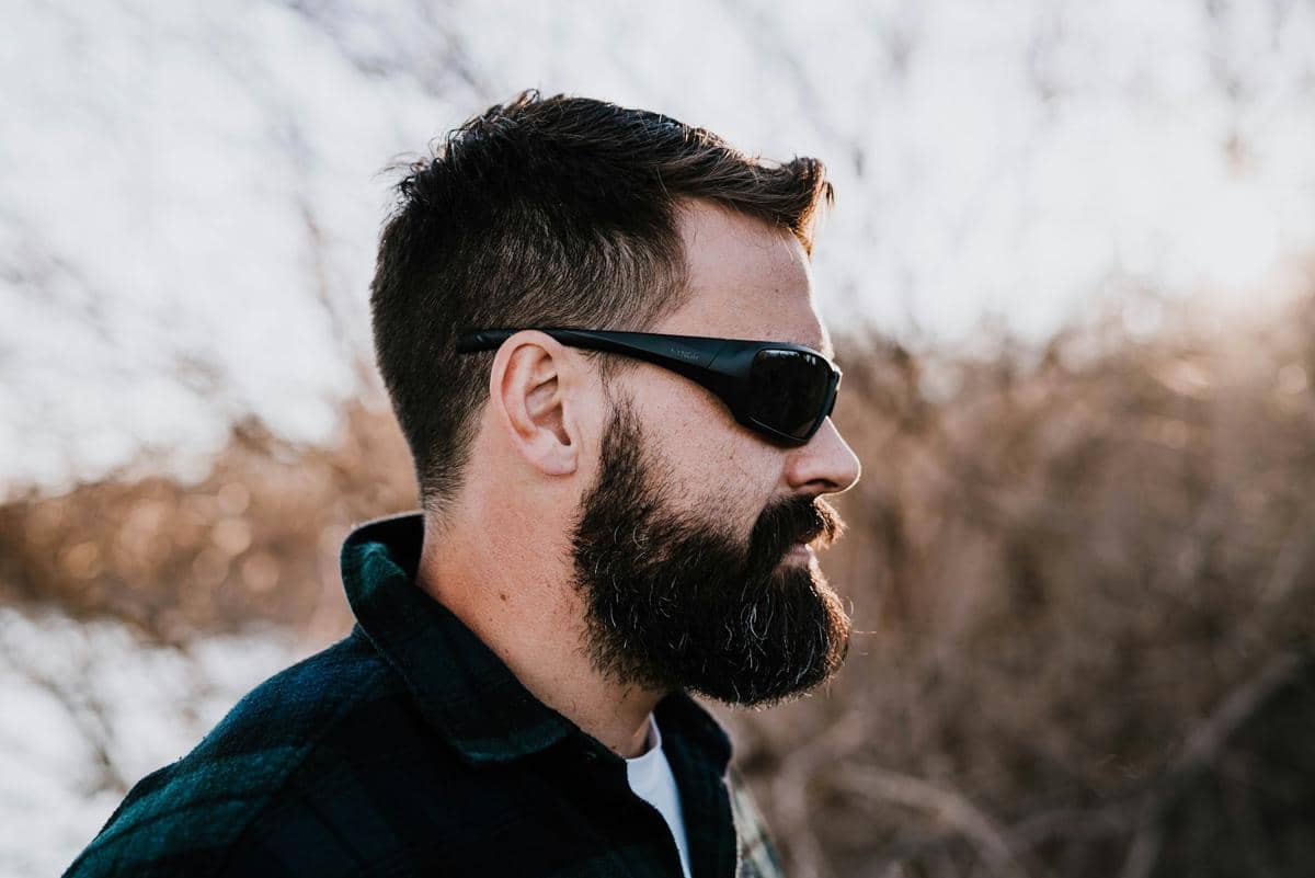 ilustrasi model faded beard with long chin (unsplash.com/STNGR LLC)
