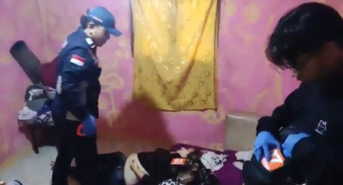 Polisi olah TKP rumah yang jadi lokasi ditemukan korban tewas (Dok. Humas Polres Pandeglang)