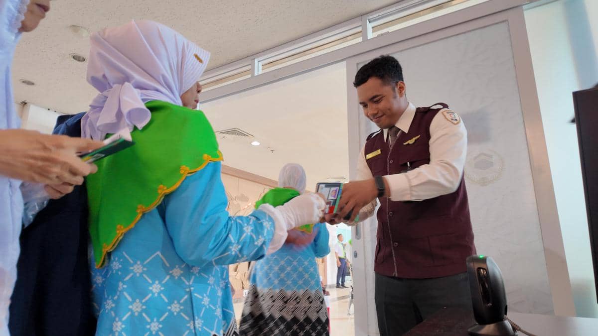 Pemeriksaan dokumen jemaah calon haji di Bandara Internasional Juanda sebelum memasuki Makkah Route