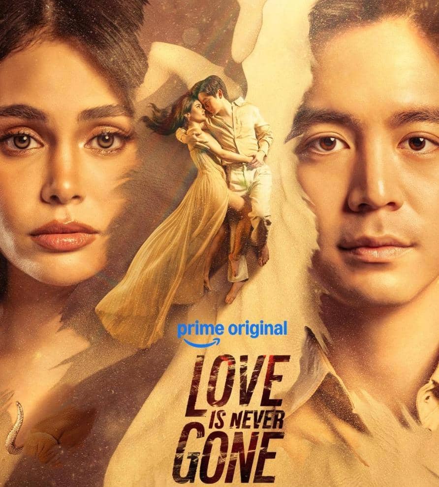 Poster serial Love Is Never Gone dari Prime Video menampilkan dua wajah utama dengan nuansa pasir dan pasangan berpelukan di tengah.