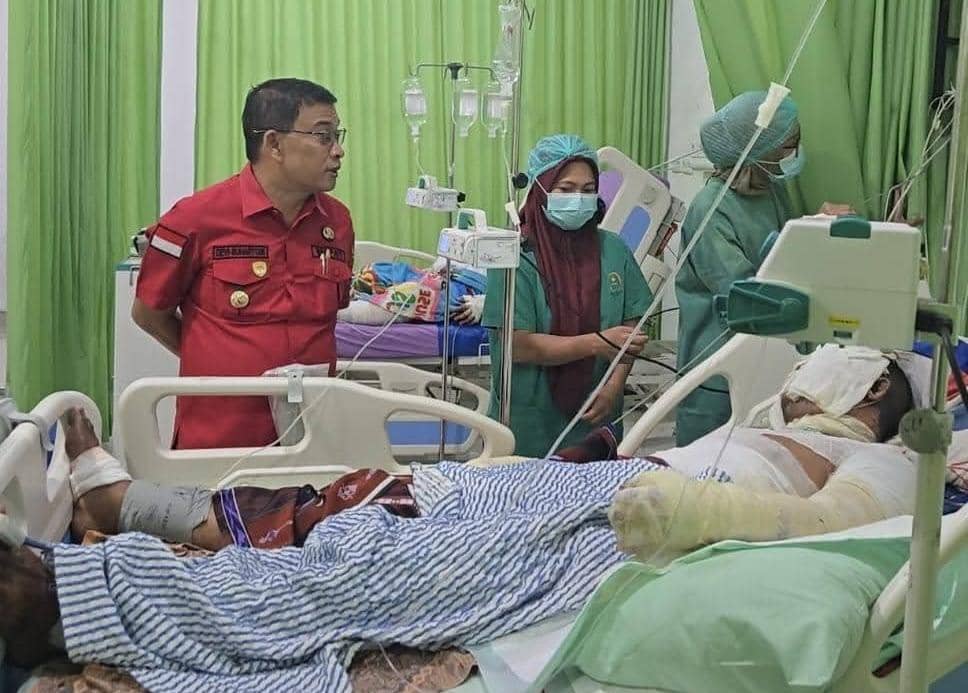 Bupati Muratara Devi Suhartoni saat mengunjungi korban kecelakaan BUS ALS di Lintas Sumatra (Dokumentasi: Devi Suhartoni)