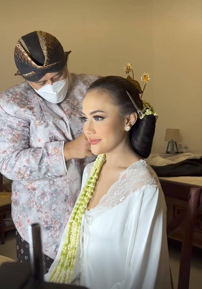 Riasan dan busana akad mantu Soimah