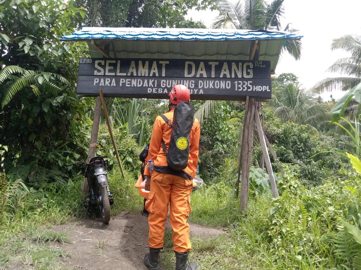 Tim SAR gabungan berupaya mengevakuasi 20 pendaki terjebak saat Gunung Dukono meletus, Jumat pagi (8/5/2026). (Dok. Basarnas Ternate)