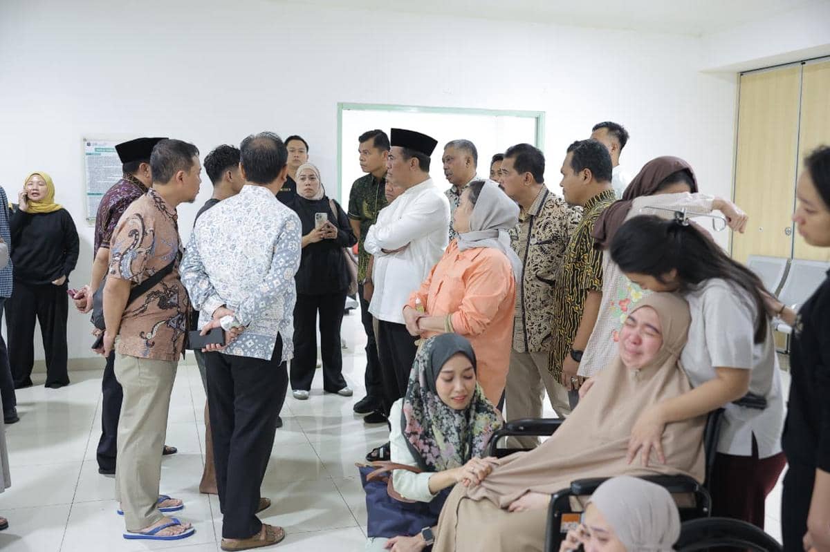Menteri Pertanian (Mentan), Andi Amran Sulaiman mengantarkan jenazah Anggota IV BPK RI Haerul Saleh dari RSUD Pasar Minggu, Jumat (8/5/2026)
