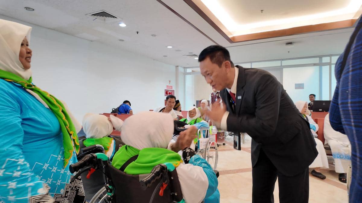 GM Bandara Internasional Juanda, Muhammad Tohir menyambut jemaah calon haji