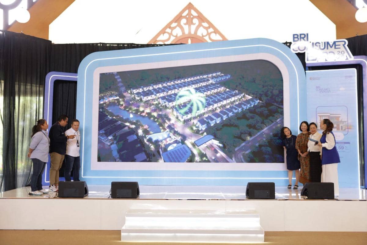 Beberapa orang berdiri di atas panggung menatap layar besar yang menampilkan proyek perumahan dalam acara BRI Consumer Expo 2026.