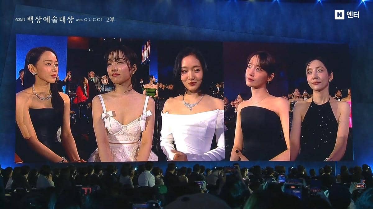 Tampilan panggung Baeksang Art Awards 2026 dengan lima aktris mengenakan gaun elegan saat acara berlangsung di depan penonton.