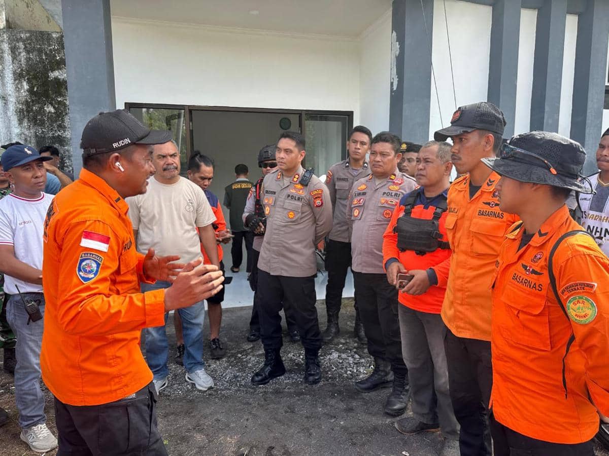 Tim SAR gabungan berupaya mengevakuasi 20 pendaki terjebak saat Gunung Dukono meletus, Jumat pagi (8/5/2026). (Dok. Basarnas Ternate)