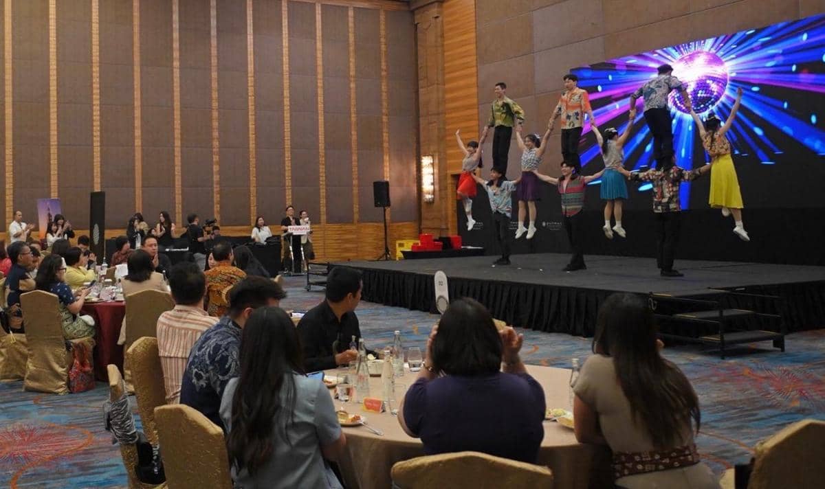 Penampilan tari kelompok di atas panggung dalam acara Taiwan Tourism Workshop 2026 di Medan dengan penonton duduk di meja bundar.