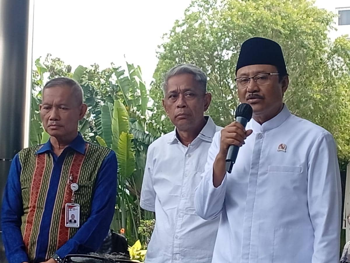 Menteri sosial Syaifullah Yusuf dan Wamensos Agus Jabo usai audiensi di Gedung KPK Jumat (8/5/2026). 