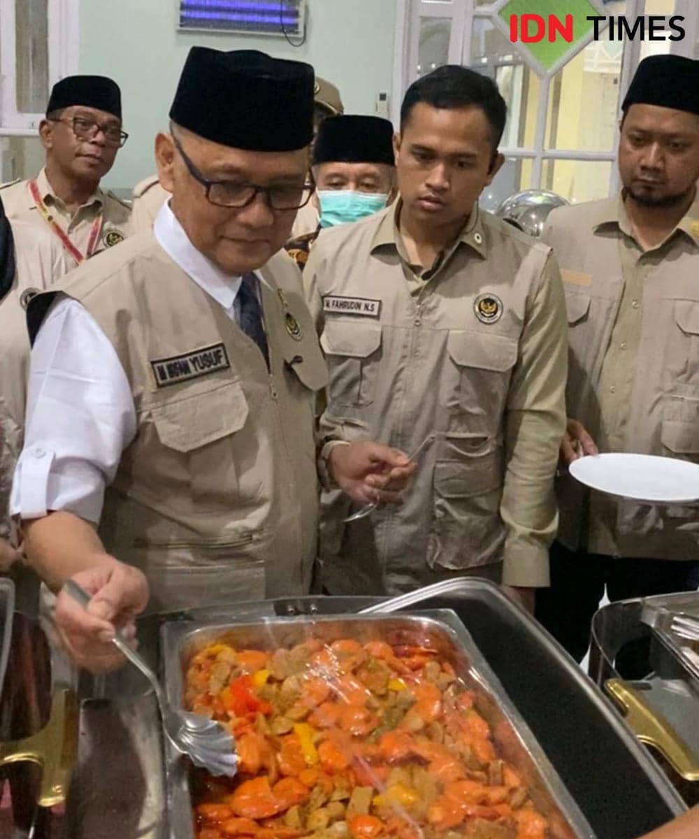 Cicipi Makanan Jemaah Haji Embarkasi Lombok, Menhaj Irfan: Agak Pedas!