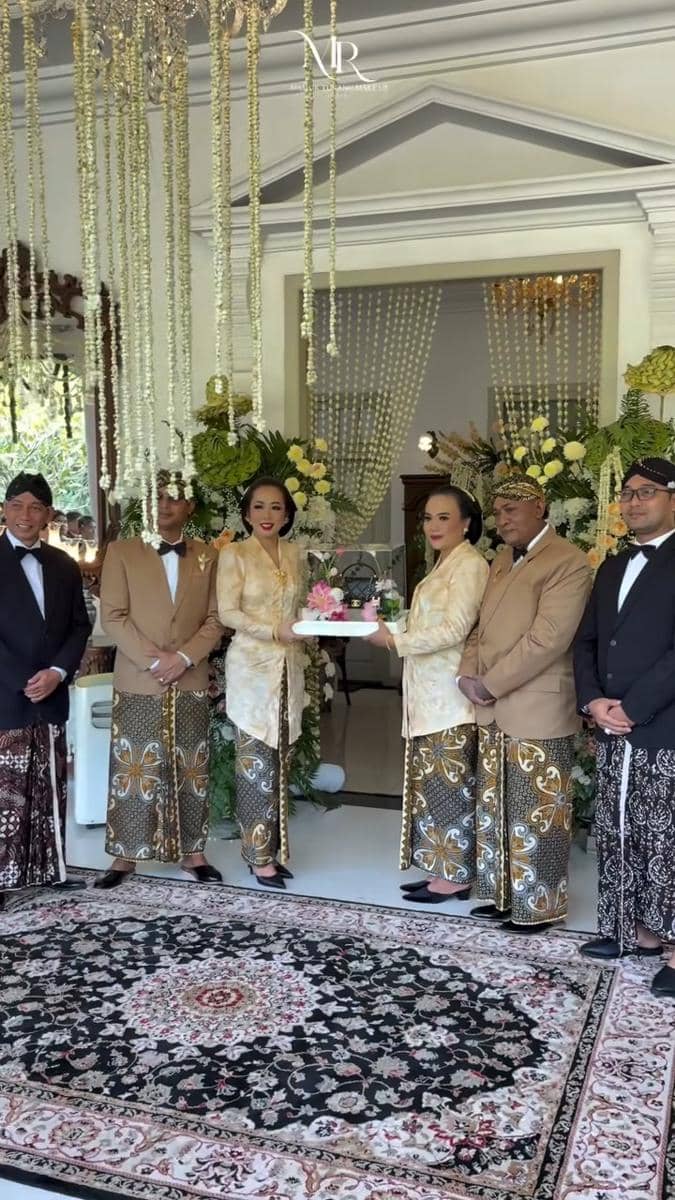 gaya keluarga di pernikahan anak Soimah (instagram.com/mamuktukangmakeupjogja)