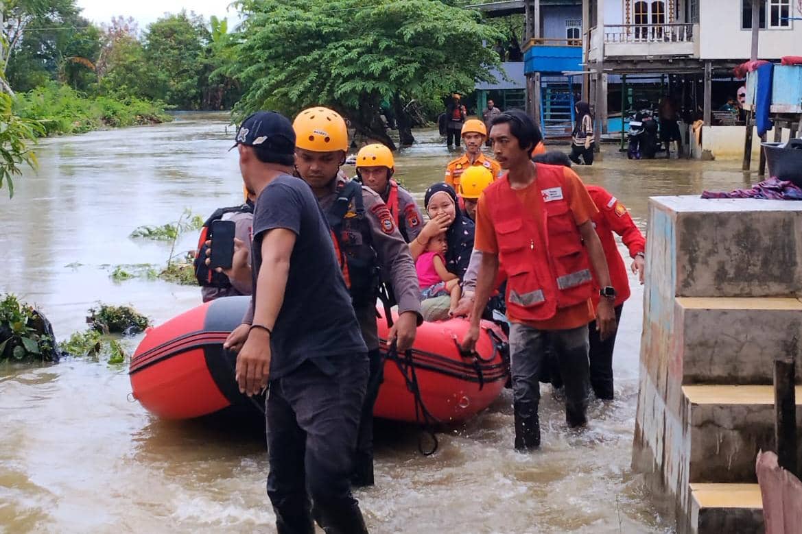 Tim SAR mengevakuasi warga terdampak banjir di Kabupaten Bone, Jumat (8/5/2026). (Dok. Basarnas Sulsel)