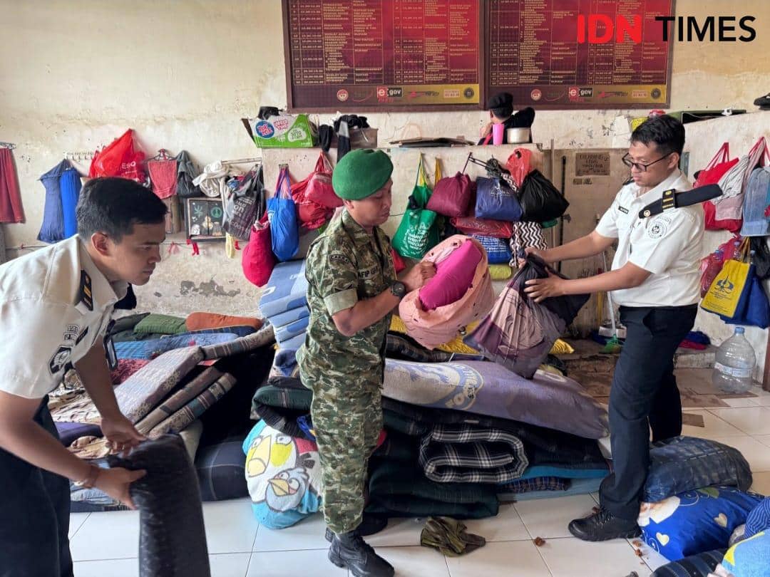 Petugas gabungan memeriksa barang-barang di kamar narapidana Lapas Pemuda Kelas IIA Tangerang dengan tumpukan kasur dan tas di sekitarnya.