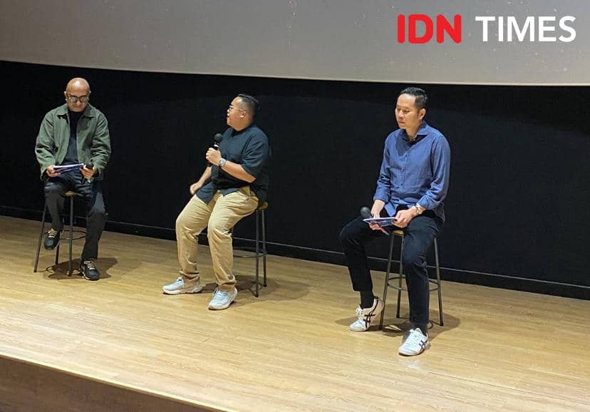 Tiga pria duduk di atas panggung dengan mikrofon saat konferensi pers pengumuman konser Westlife di GBK Jakarta tahun 2027.