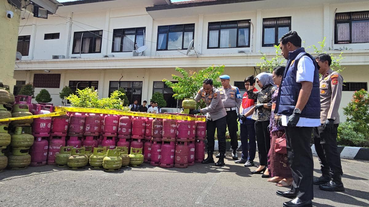 Kapolres Karangasem Made Santika menunjukan barang bukti kasus pengoplosan gas elpiji subsidi. (IDN Times/Wayan Antara)