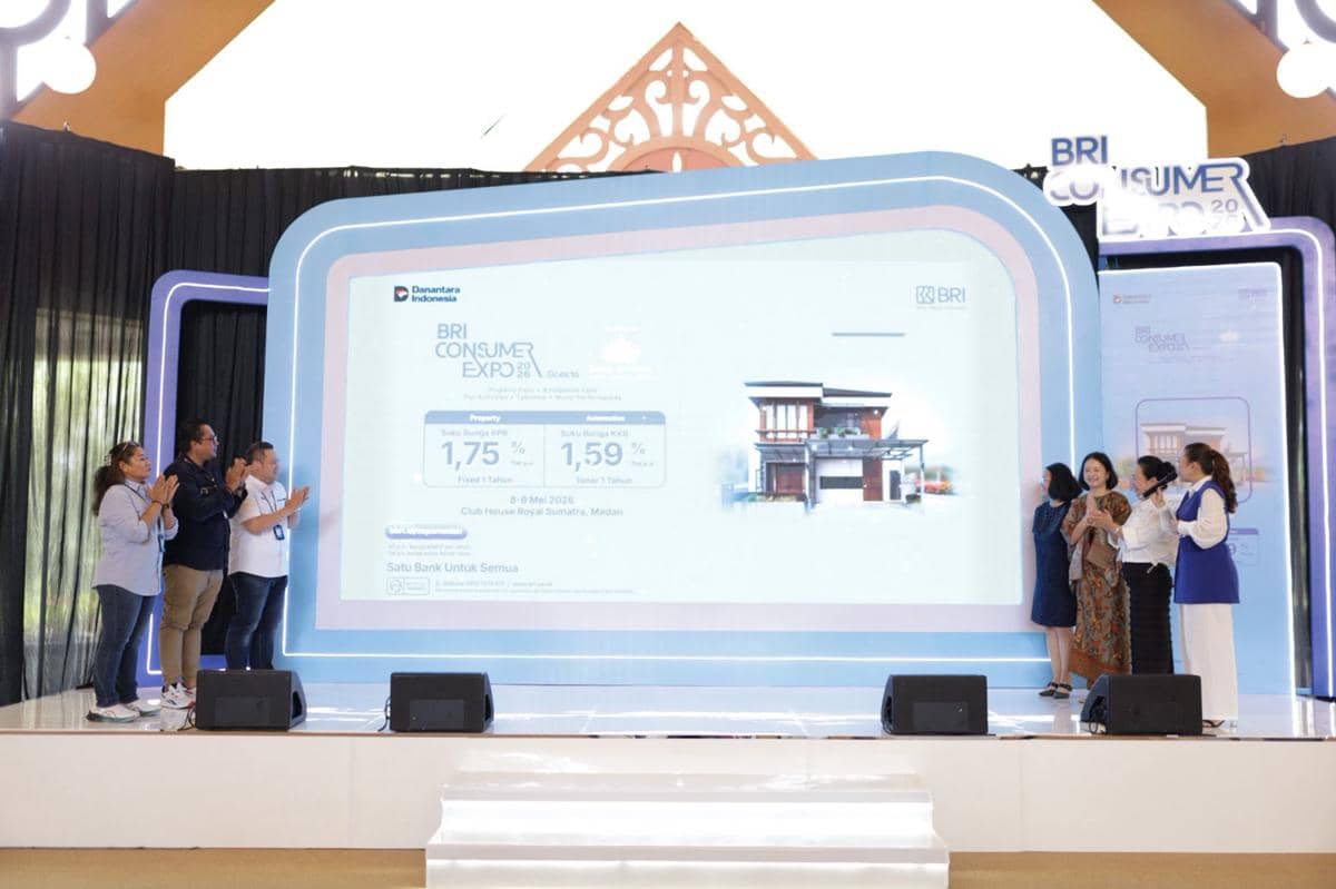 Sejumlah orang berdiri di atas panggung saat pembukaan BRI Consumer Expo 2026 yang berkolaborasi dengan Royal Botanica Park.